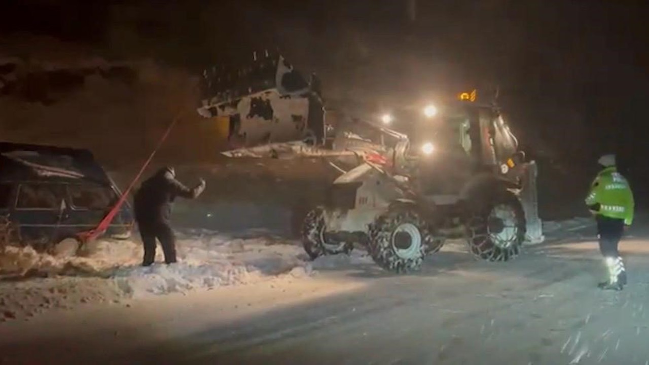 Kara saplanan otomobildeki 3 kişi kurtarıldı
