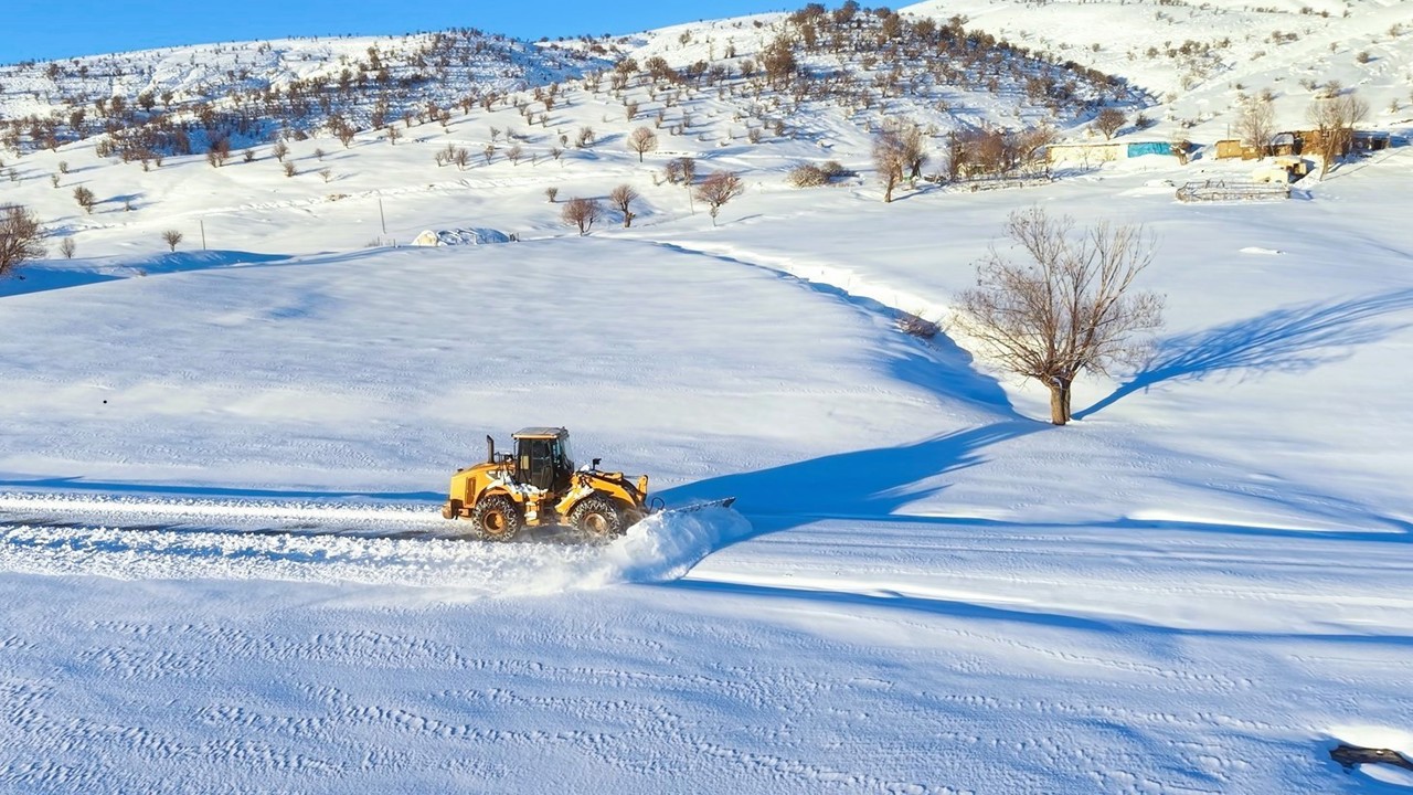 Muş’ta bir günde 333 köy yolu ulaşıma açıldı
