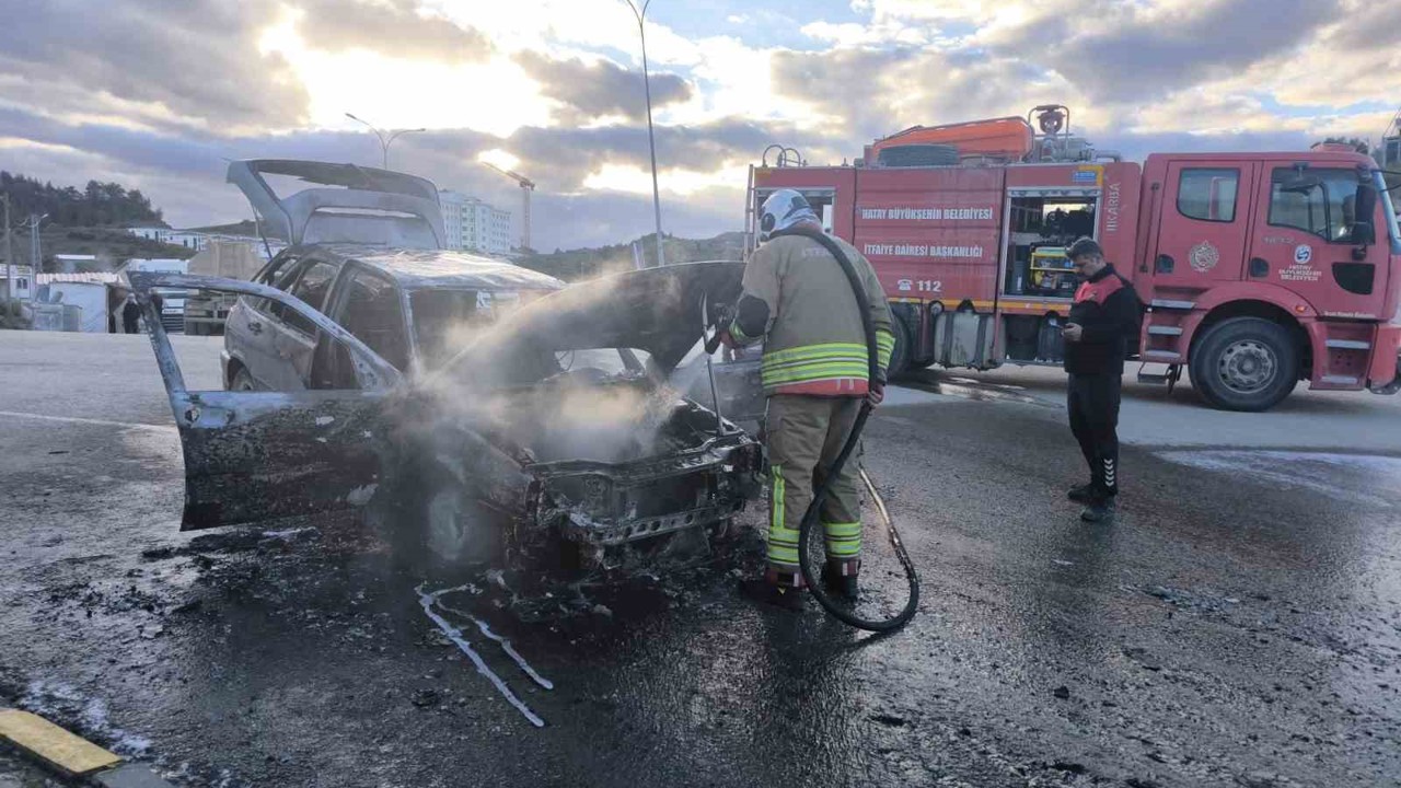Seyir halindeyken yanmaya başlayan otomobil alevlere teslim oldu
