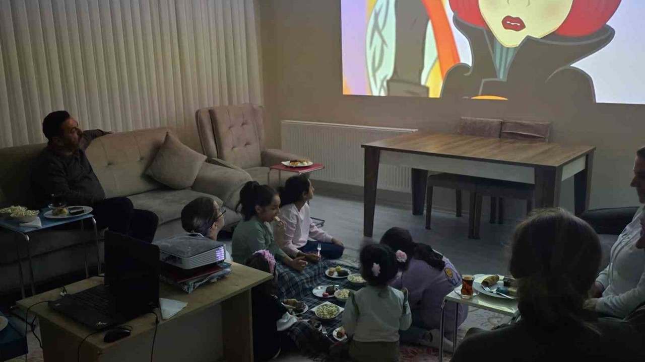 Çocuk evlerinde kalan çocuklara çizgi film sürprizi
