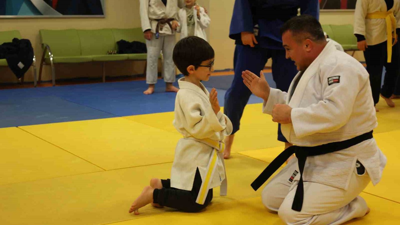 Bilecik’te judoculara moral veren antrenman
