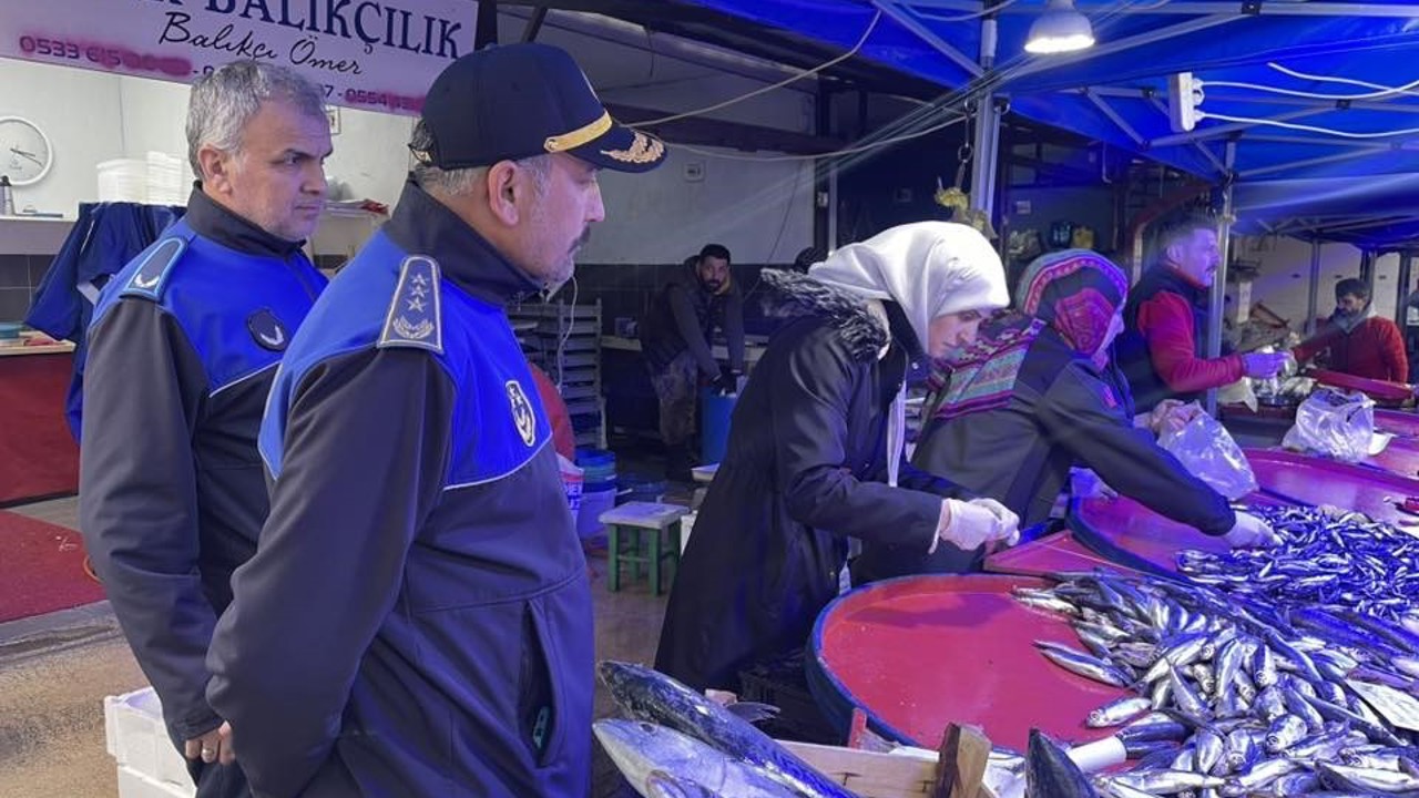 Şikâyet üzerine balık tezgâhları denetlendi
