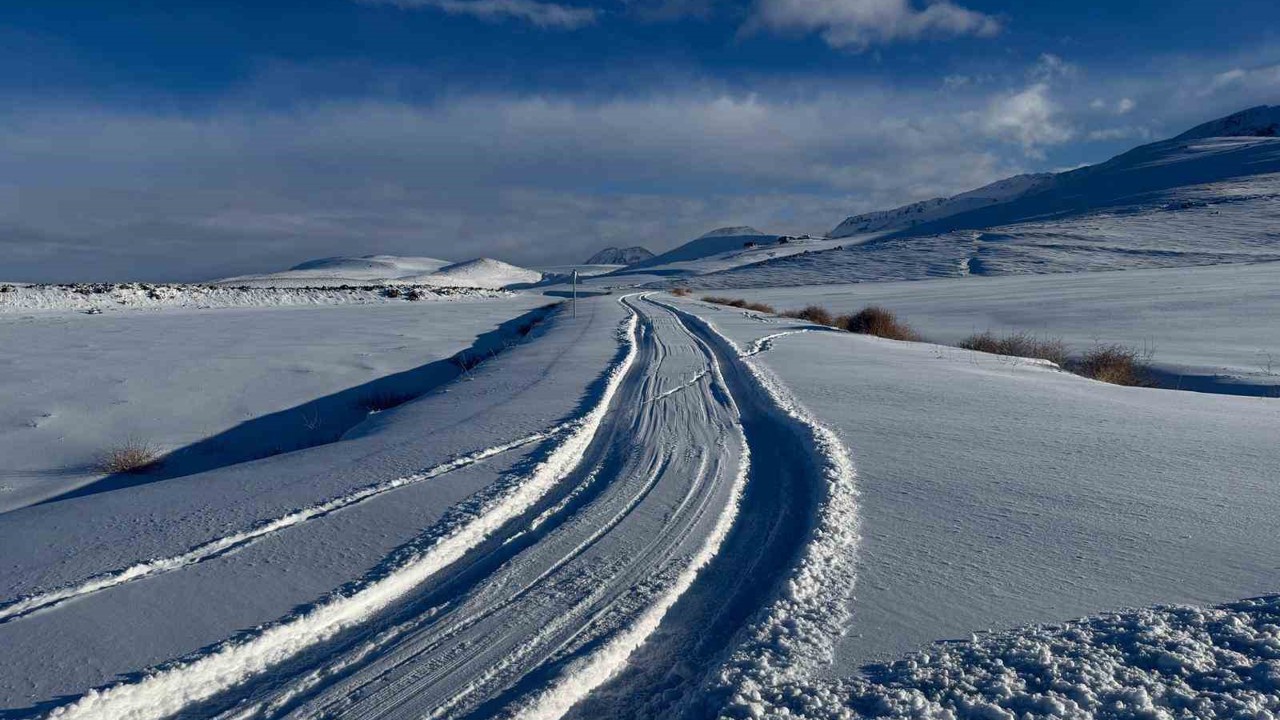 Patnos’ta karla mücadele devam ediyor
