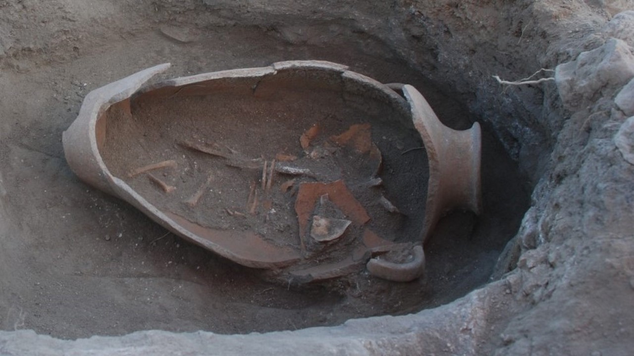 Oluz Höyük’te Fenikelilerin izine rastlandı: İnsan başlı cam boncuklar ve küpten bebek mezarları bulundu
