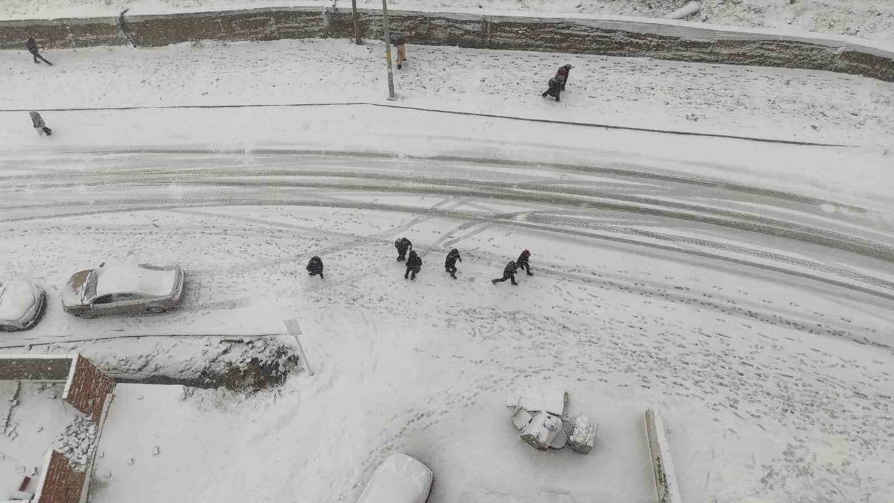 Sason’da kar yağışı nedeniyle eğitime ara verildi
