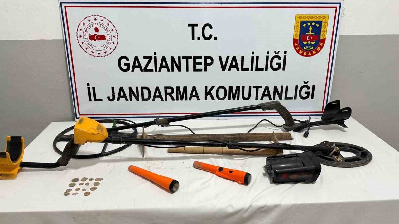 Gaziantep’te kaçak kazı yapan 2 şahıs suçüstü yakalandı: 15 adet tarihi sikke ele geçirildi
