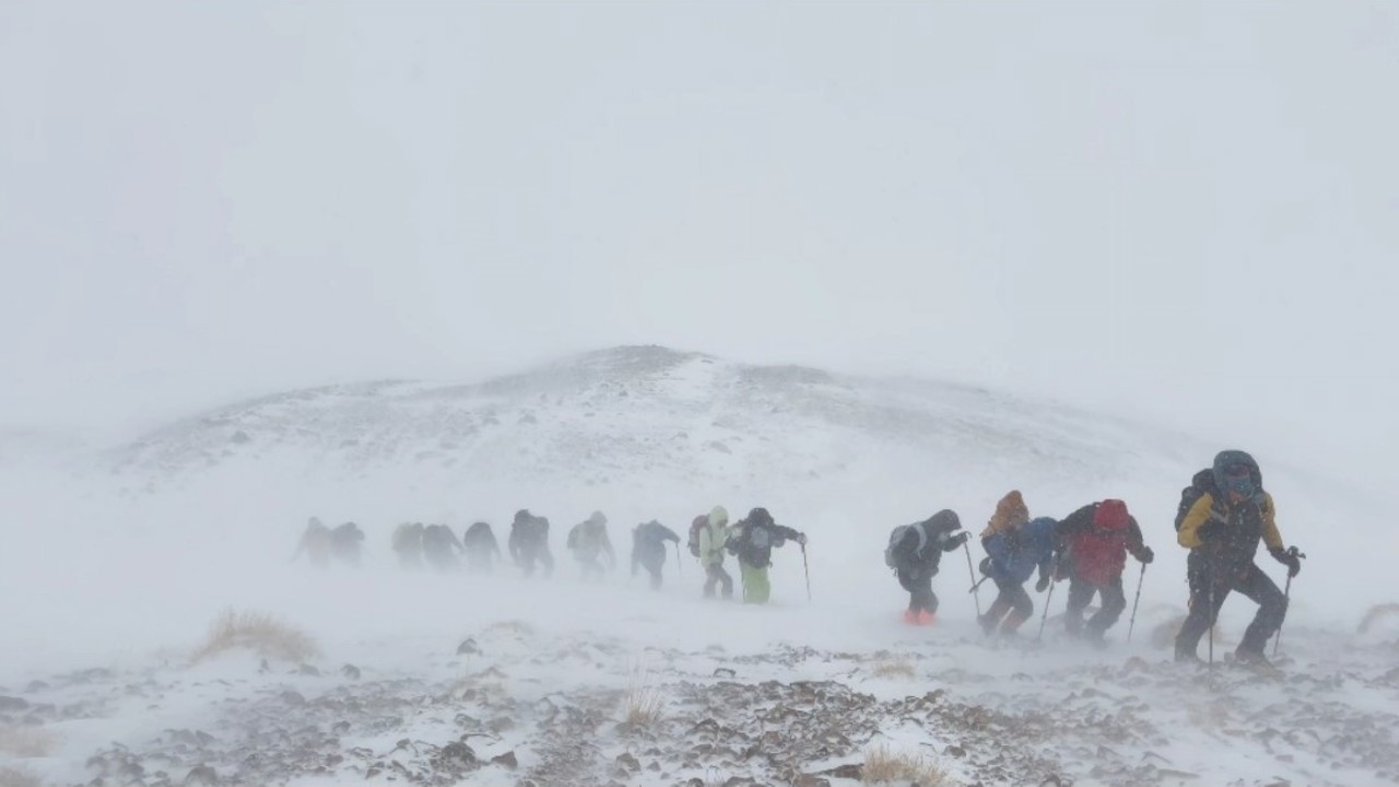 Artos Dağı’nda tipi ve fırtına: Dağcılar geri dönmek zorunda kaldı
