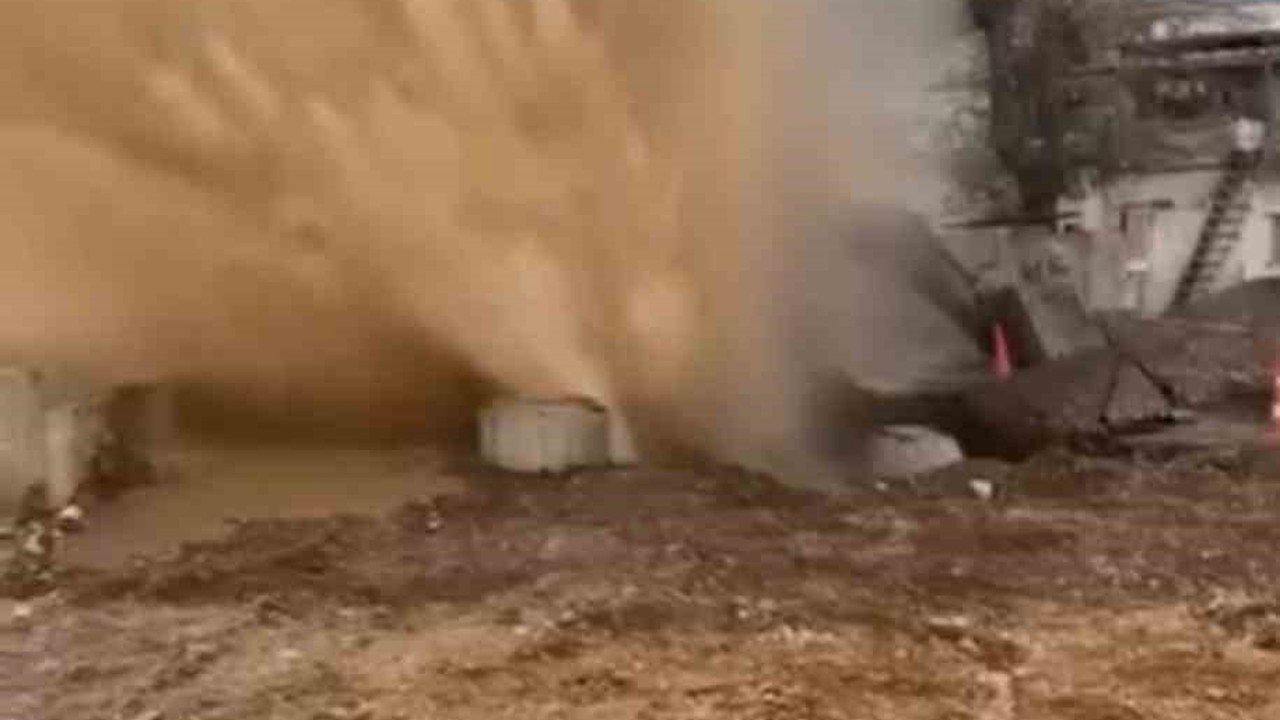 Ana su hattında yaşanan patlamada su metrelerce havaya fışkırdı
