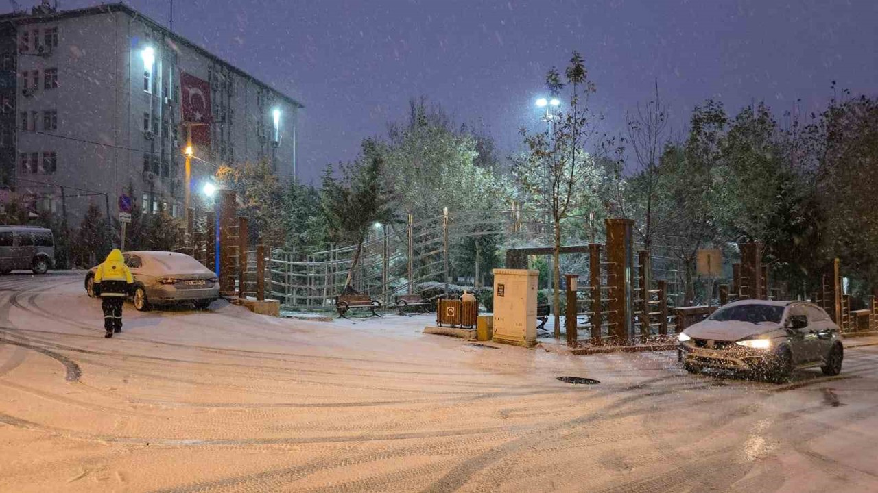 Ergani’de ‘buz’ mesaisi: Yollar piste döndü, araçlar zor anlar yaşadı
