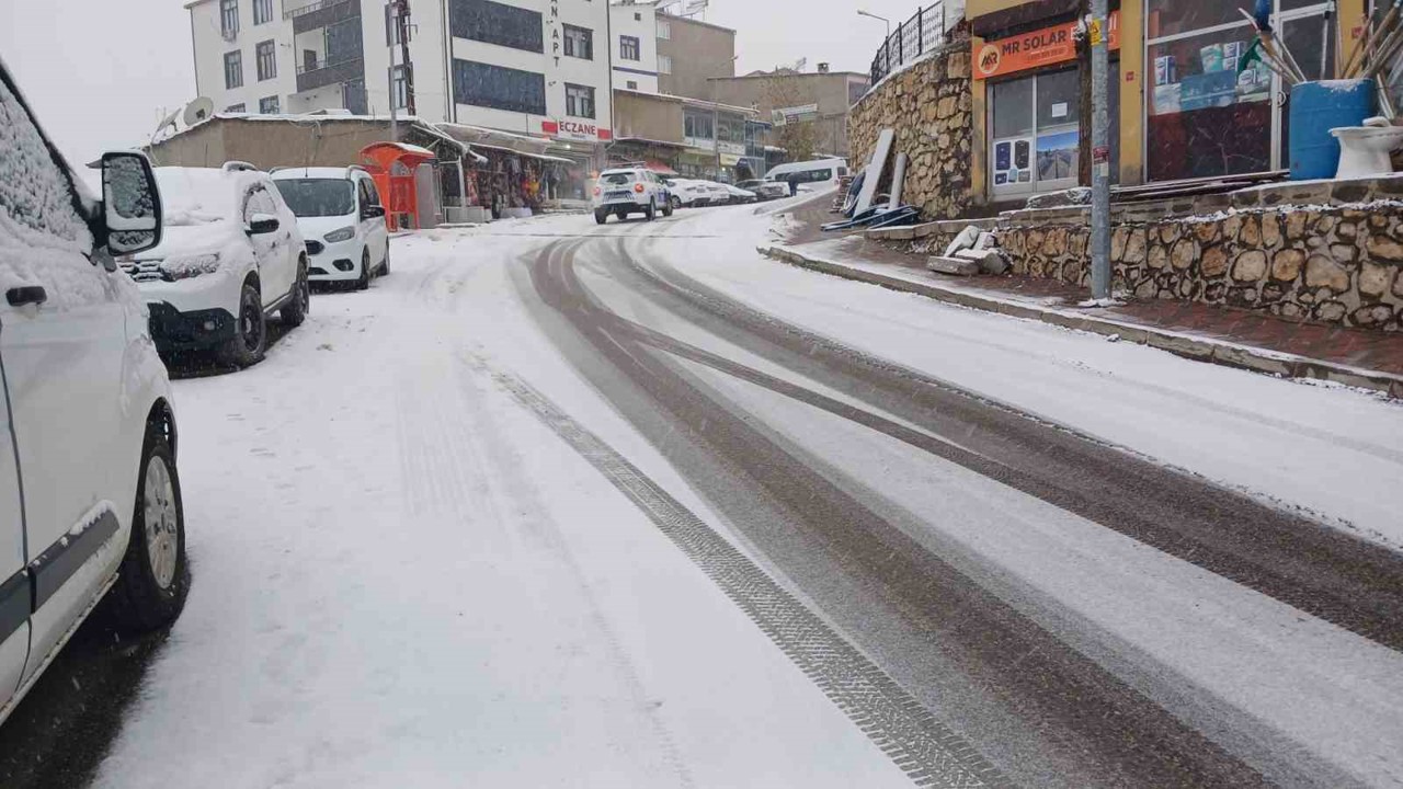 Kulp’ta gizli buzlanma sürücülere zor anlar yaşattı
