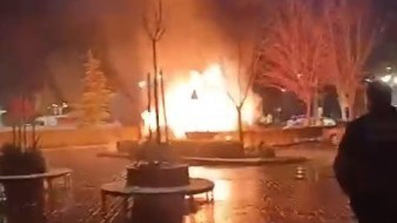 Hastane otoparkında 2 otomobilin küle döndüğü yangın anı kamerada
