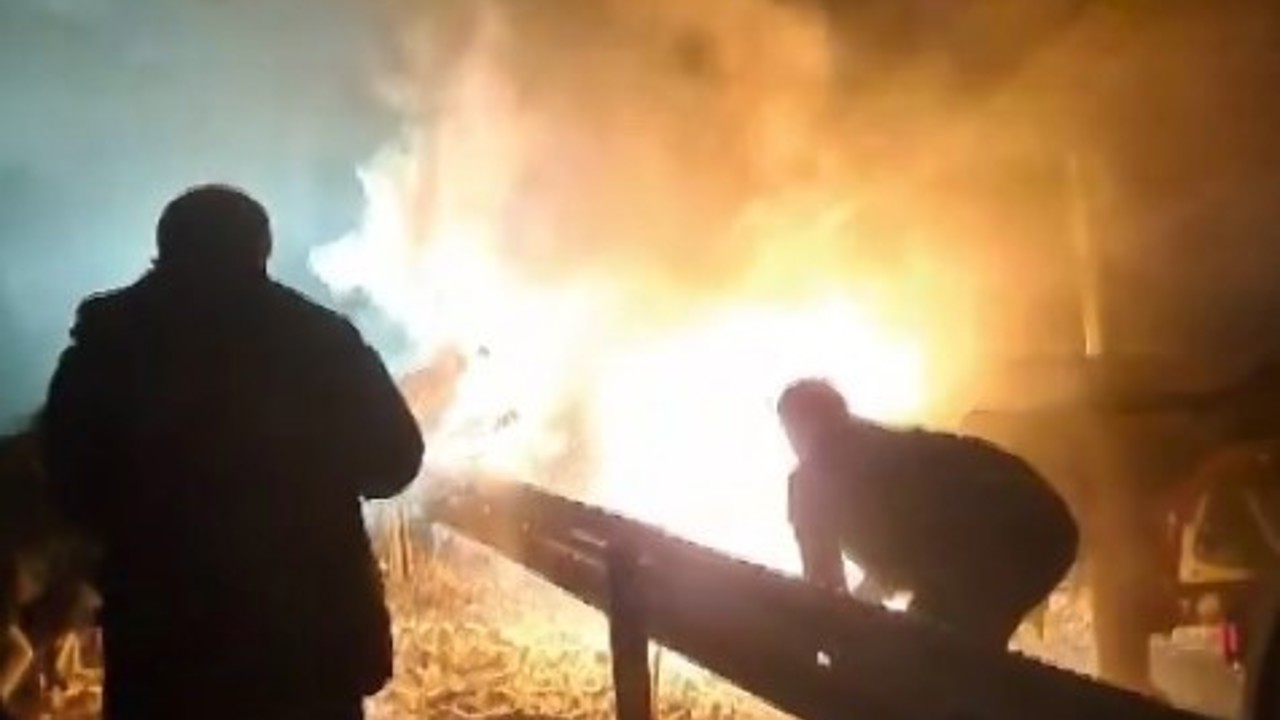 Tırda çıkan yangını söndürmek için elleriyle kar attılar
