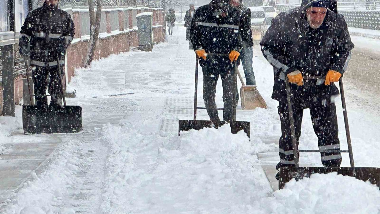 Elazığ’da kar yağışı etkili oldu, belediye ekipleri sahada
