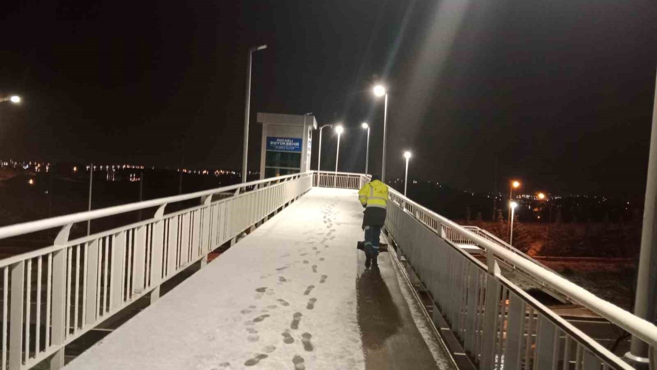 Kocaeli’de karla mücadele çalışmaları sürüyor
