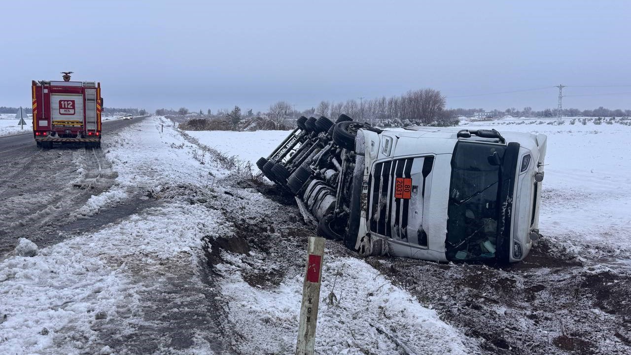 Şanlıurfa’da asit yüklü tanker devrildi: 1 yaralı
