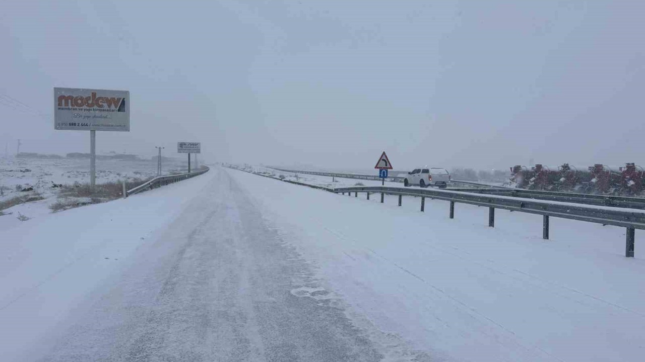 Diyarbakır - Siverek yolunda kar yağışı ulaşımı olumsuz etkiledi
