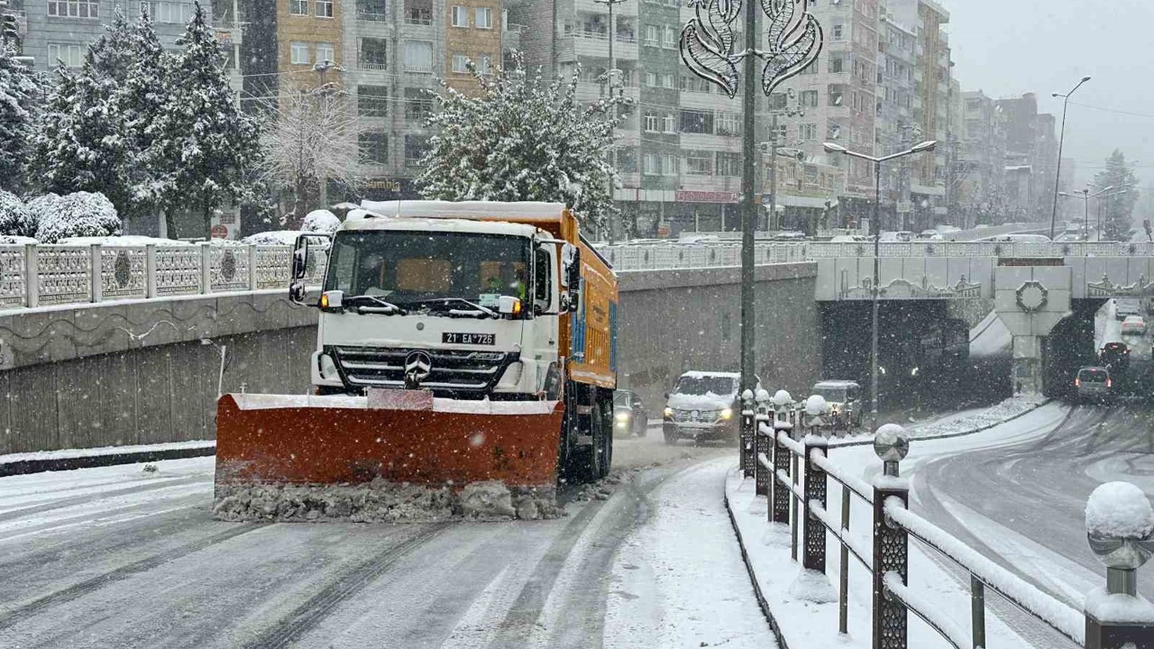 Büyükşehir Belediyesi tuzlama ve kar küreme çalışması yürütüyor
