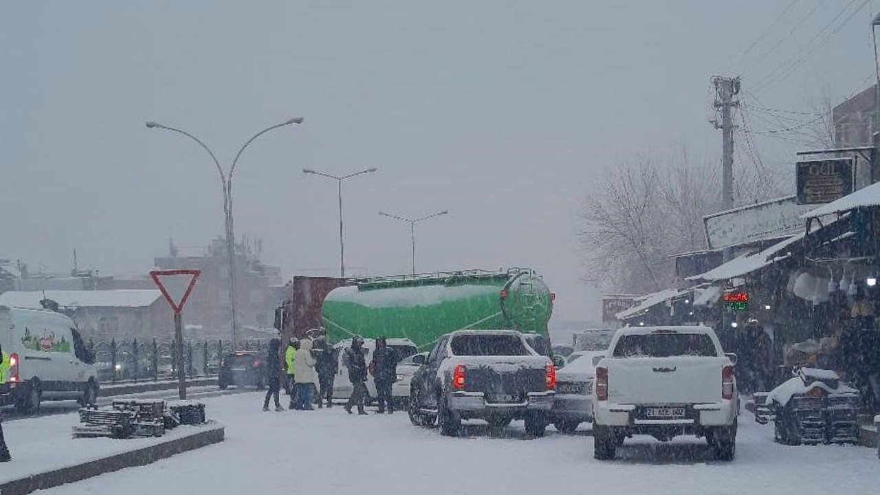 Diyarbakır’da kar yağışı nedeniyle 5 araç bir birine girdi
