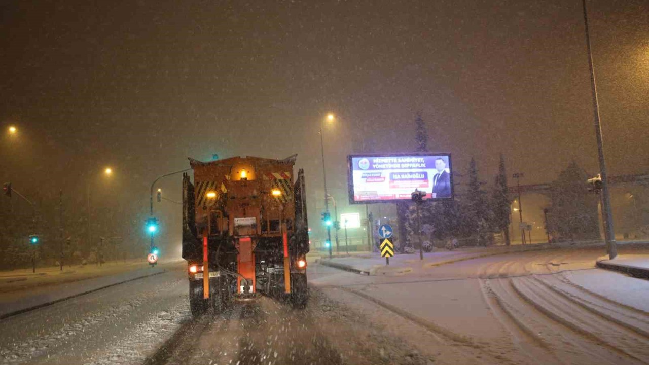 Şanlıurfa Büyükşehir Belediyesi kar mesaisinde
