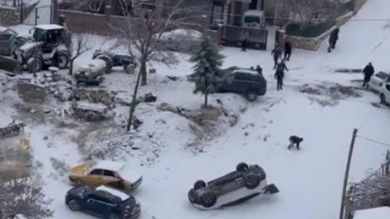 Kayan araç park halindeki aracı devirdi: O anlar kamerada
