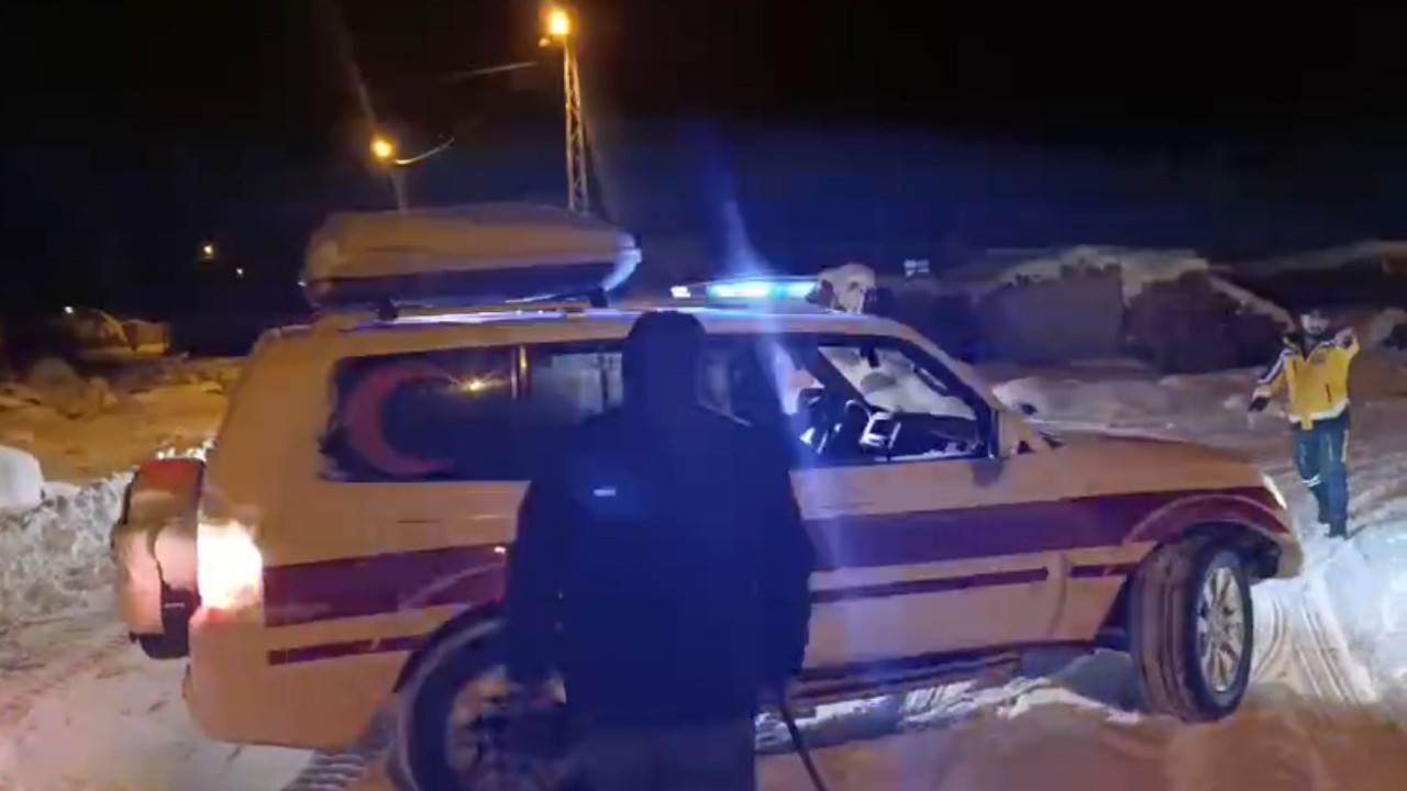Iğdır’da karla kapanan köyde yaralanan vatandaşa ekipler ulaştı

