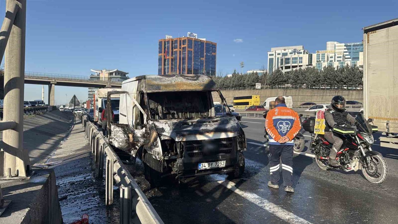 TEM Otoyolu’nda araç alev aldı, sürücü son anda kurtuldu
