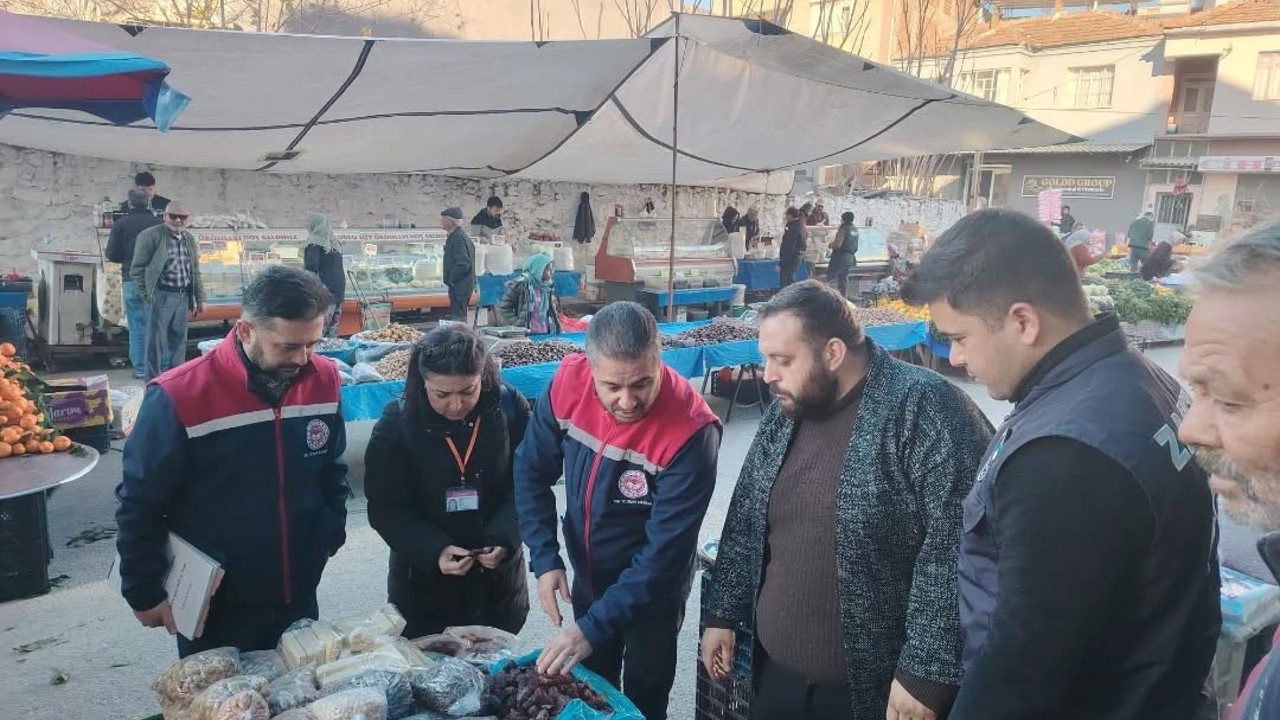 Germencik’te semt pazarında gıda denetimi
