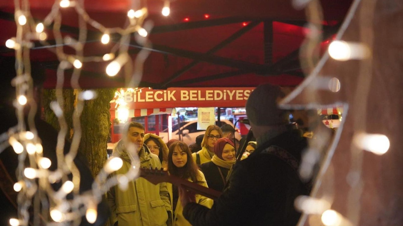 Bilecik’te yeni yıl coşkusu Sanat Sokağı’nda konserlerle yaşanıyor
