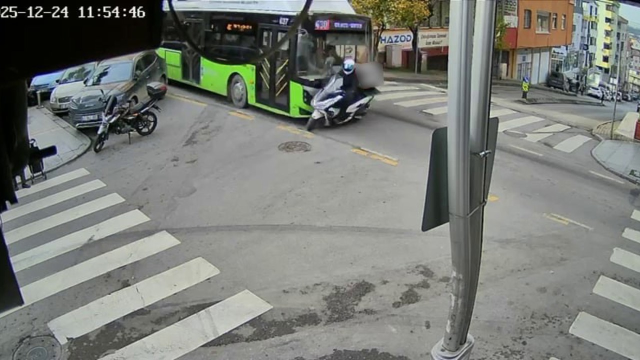 Belediye otobüsü ile motokuryenin çarpıştığı kaza anı kameraya yansıdı
