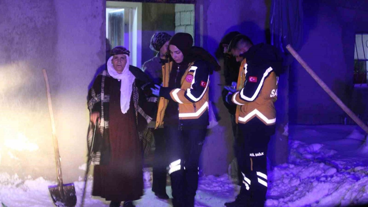 Yolların kapalı olduğu mezrada 70 yaşındaki hasta 112 ekiplerince hastaneye ulaştırıldı
