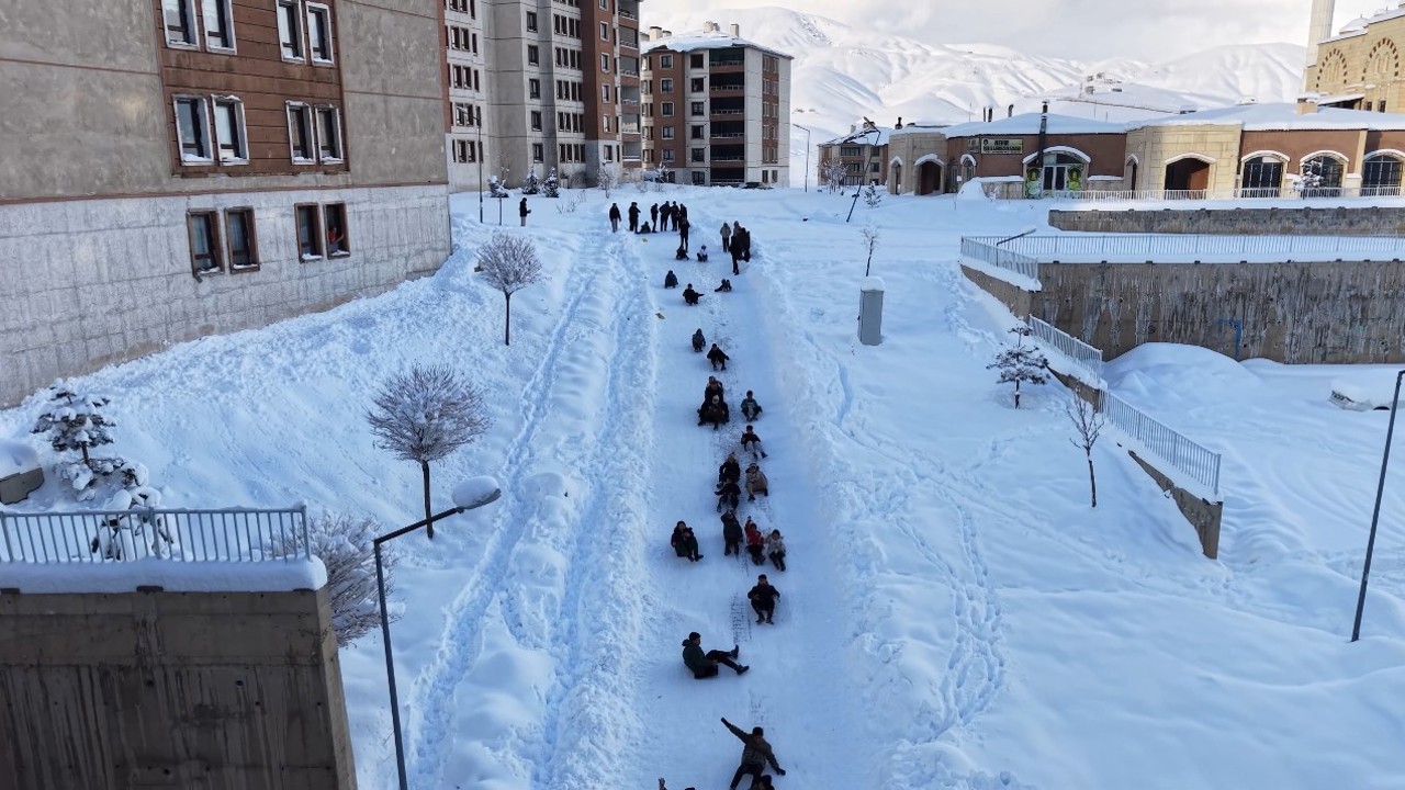 Yüksekova’da çocuklar mahalle yolunu kayak pistine çevirdi
