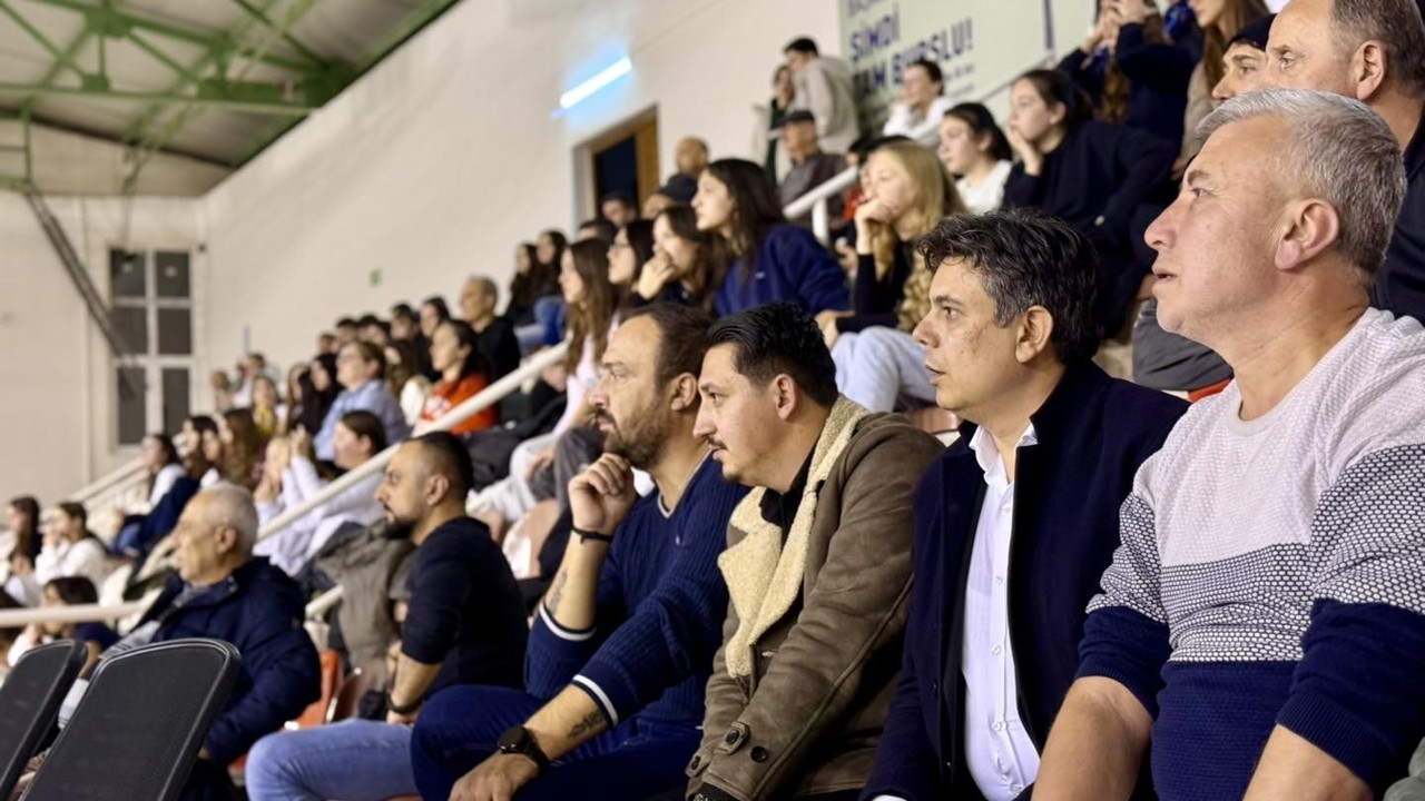 Başkan Durgut’tan Söğütspor Voleybol Takımına tribün desteği
