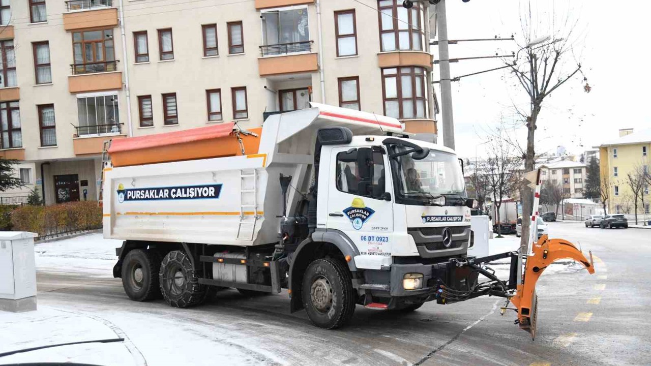 Pursaklar’da kar yağışıyla birlikte tüm ekipler sahada
