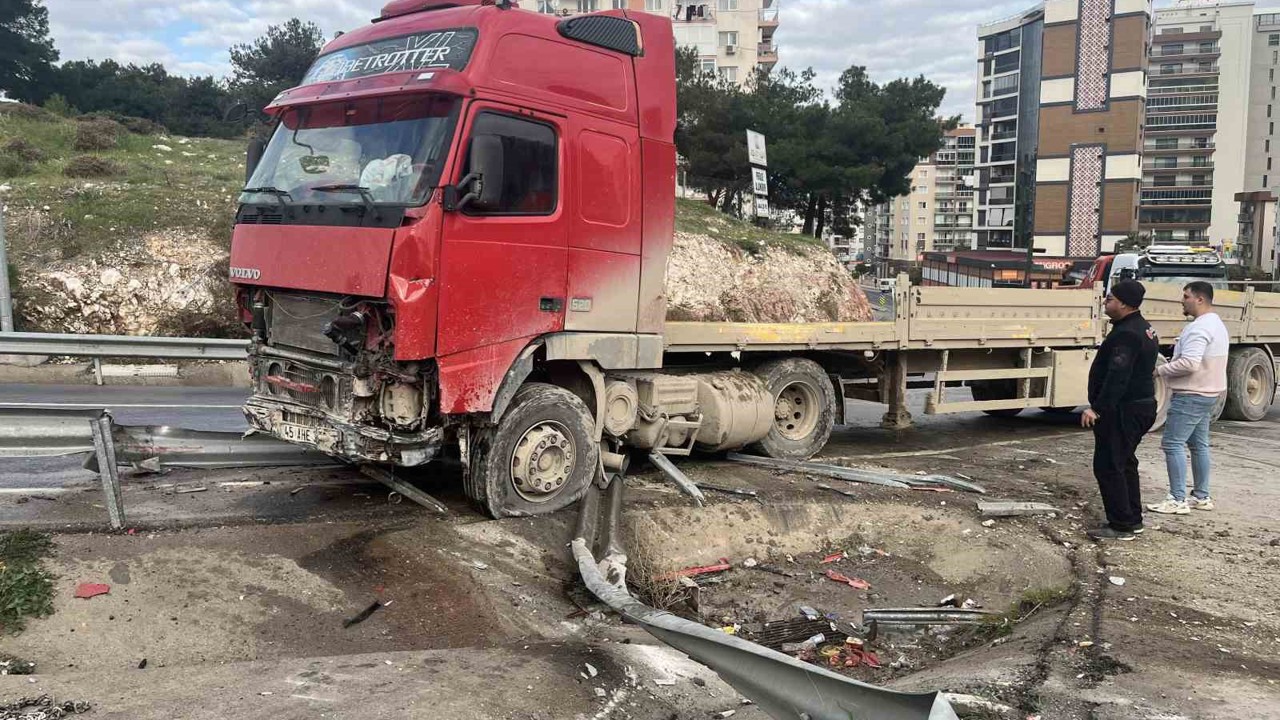 İzmir’de tır bariyerleri aşıp karşı şeride geçti
