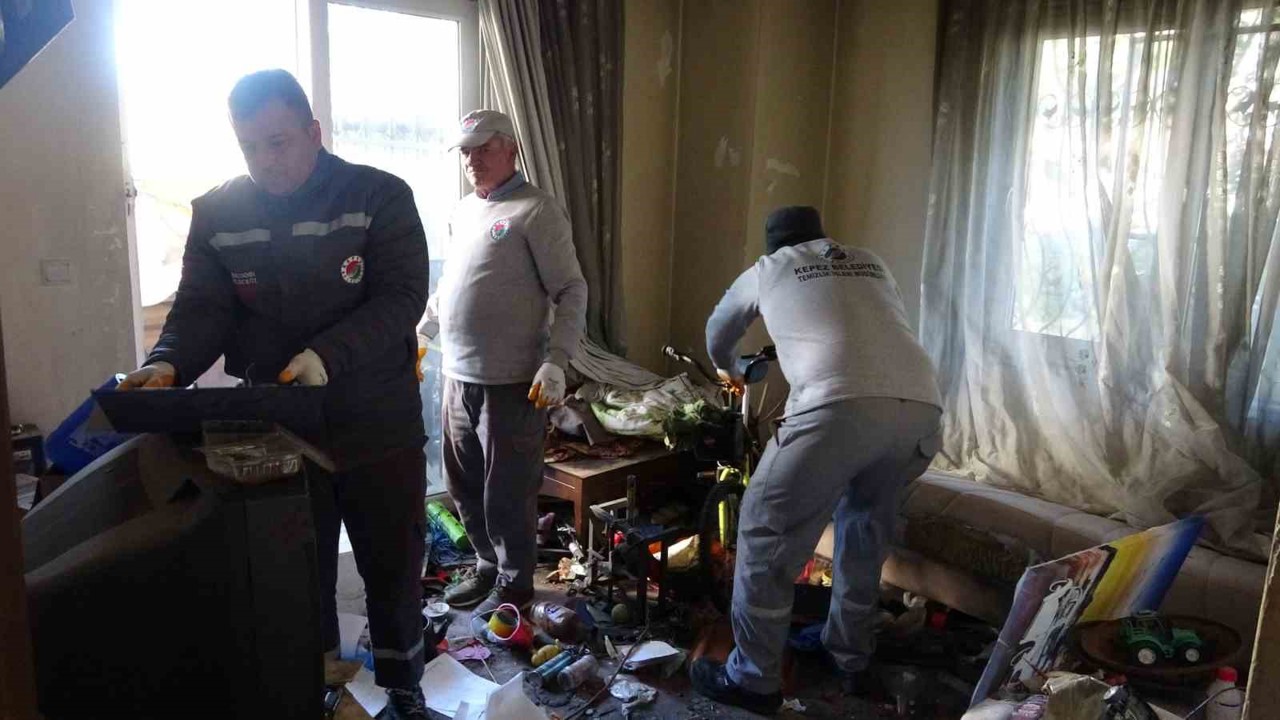 Bakımevine yerleştirilen yaşlı adamın evinden 2 kamyon çöp çıktı
