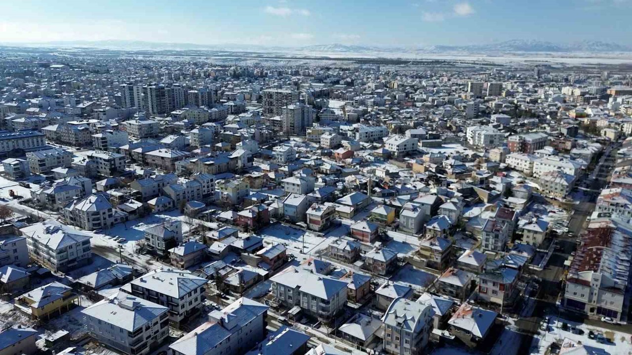 Karaman, mevsimin ilk karıyla beyaza büründü
