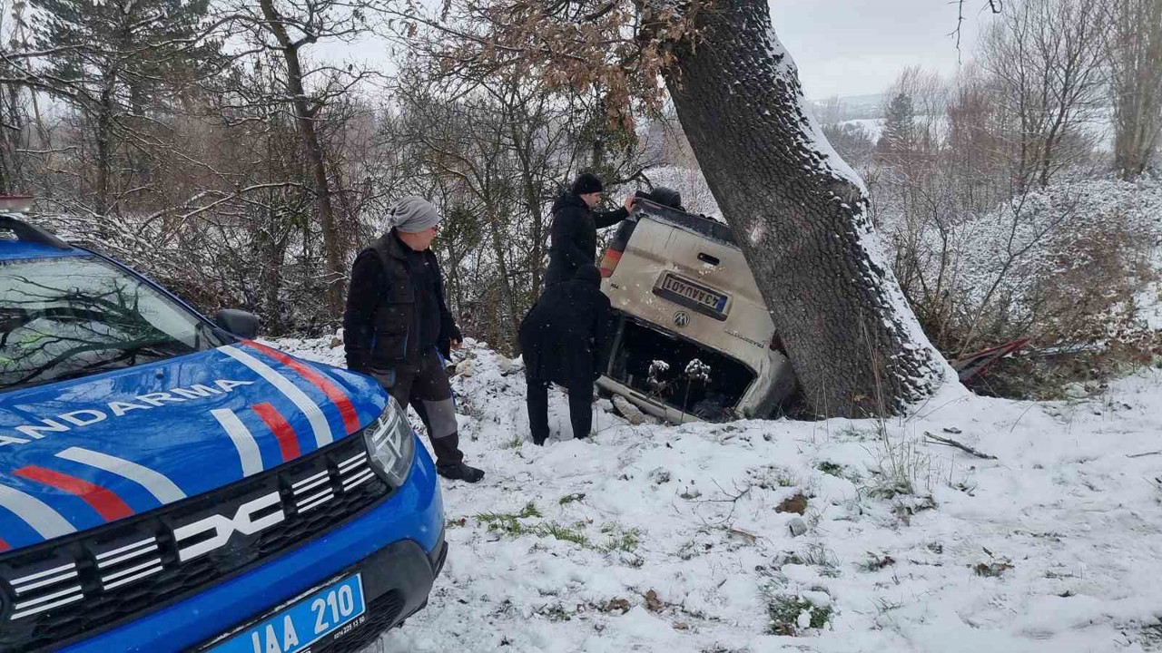 Domaniç’te gizli buzlanma kazaya sebep oldu, minibüs şarampole yuvarlandı
