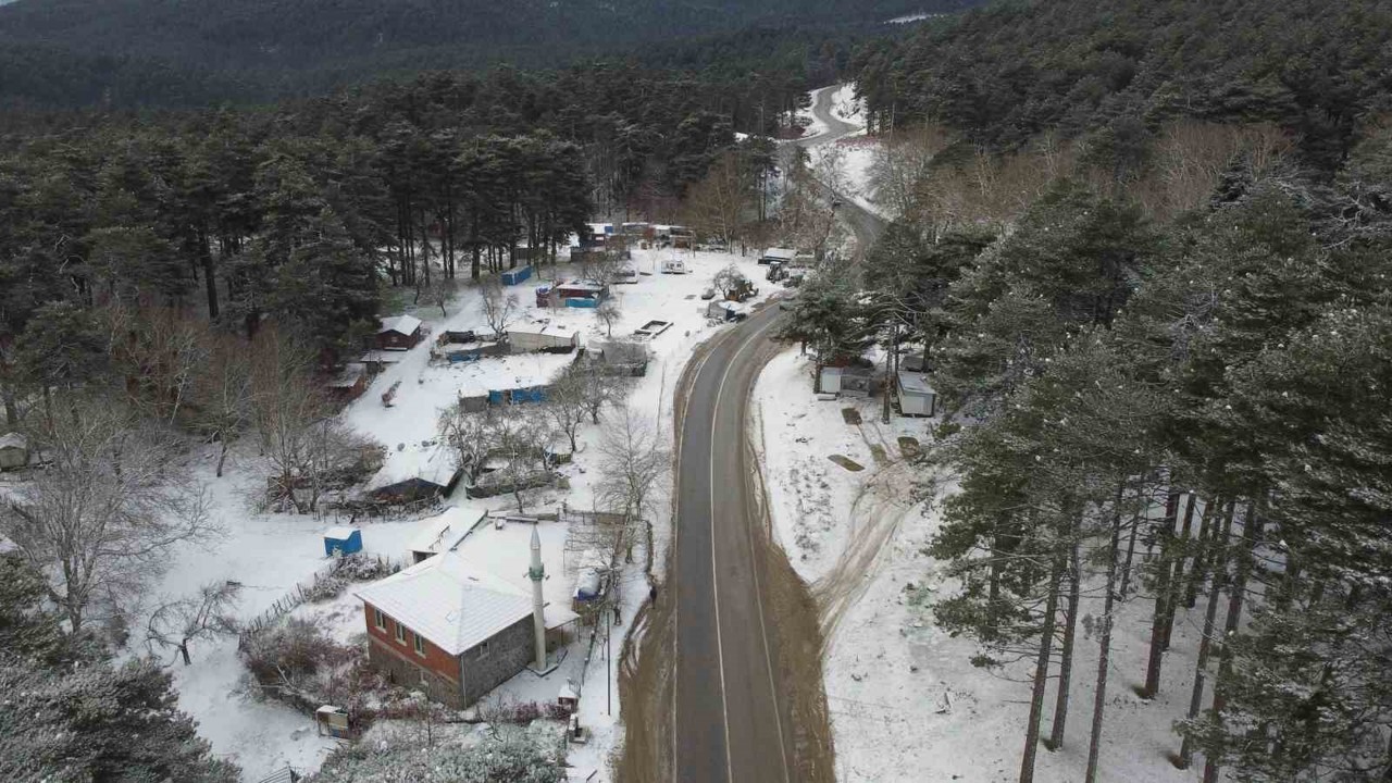 Kazdağları’na beklenen kar geldi: Yüksek kesimler beyaza büründü

