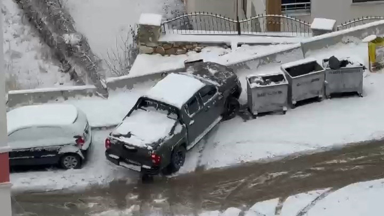 Elazığ’da karda kayan araçlar kameraya yansıdı
