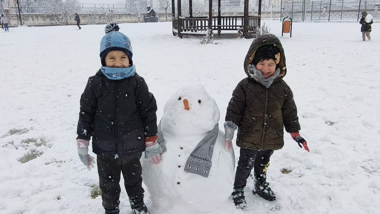 Diyarbakır’da kar sevinci: Çocuklar sokaklara koştu
