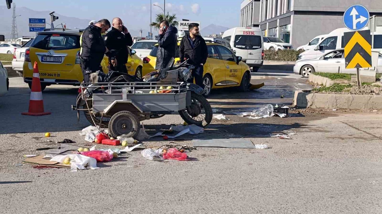 Taksi ile sepetli motosiklet çarpıştı: 2 yaralı
