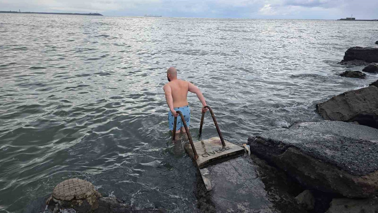 Kdz. Ereğli’de avukat soğuk havaya aldırış etmeden denize girdi
