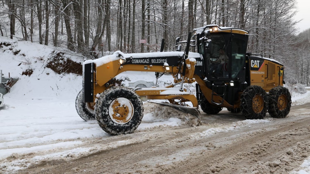 Osmangazi’de karla kapanan yollara anında müdahale
