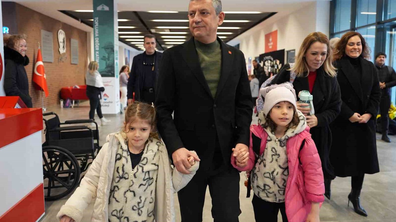 Özgür Özel, Ferdi Zeyrek’in ikiz kızlarını da okula götürdü
