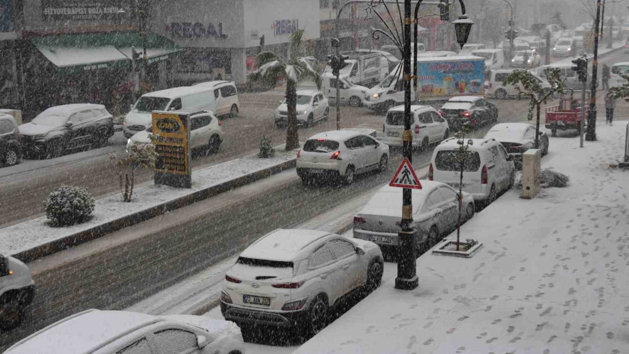 Cizre’de kar yağışı hava ve kara ulaşımını felç etti
