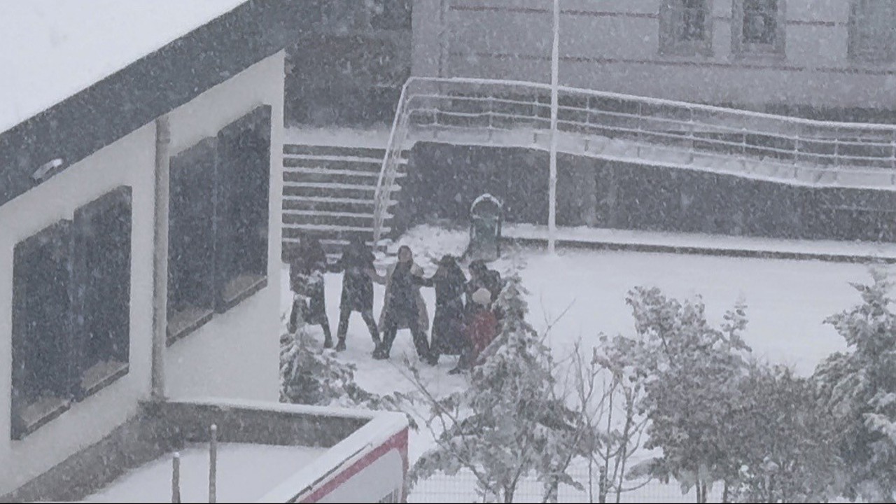 Öğrenciler karın keyfini okul hoparlöründen çalınan oyun havasıyla çıkardı
