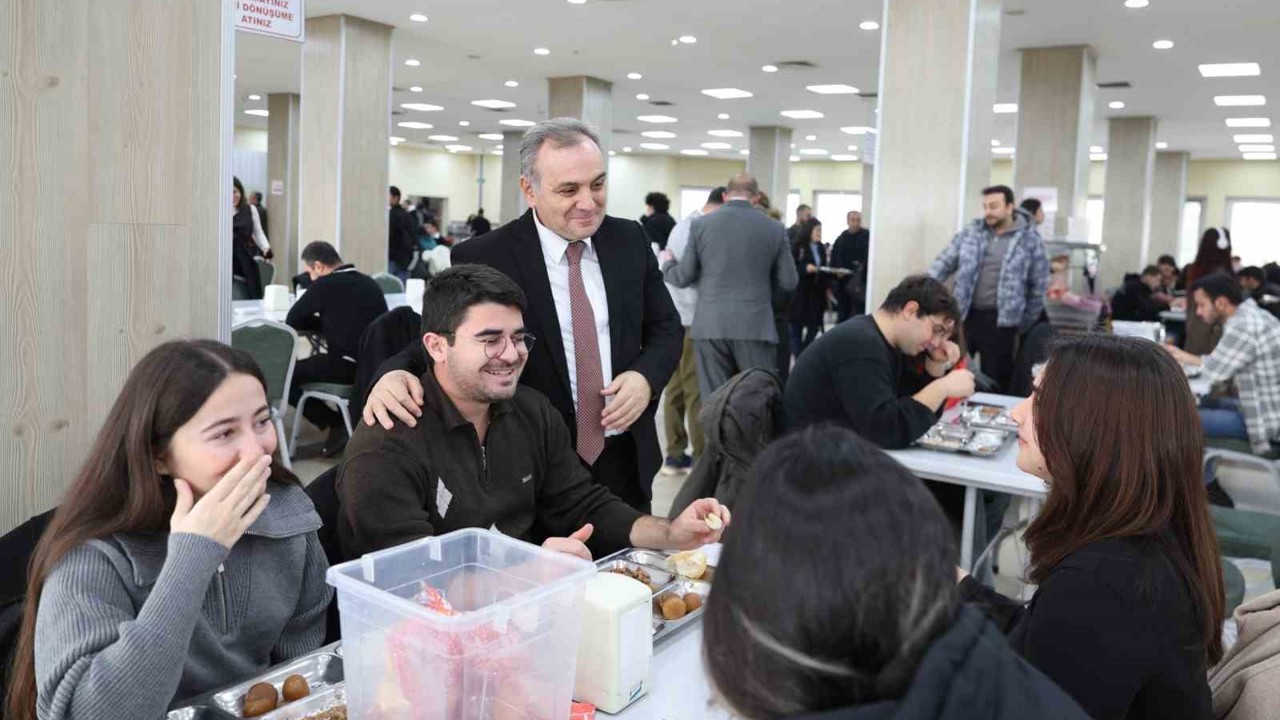 Rektör Prof. Dr. Altun, öğrenciler ile yemek yedi
