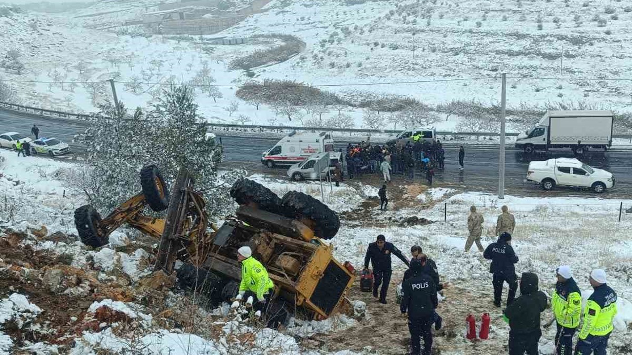 Kar temizliği yapan iş makinesi devrildi: 1 yaralı
