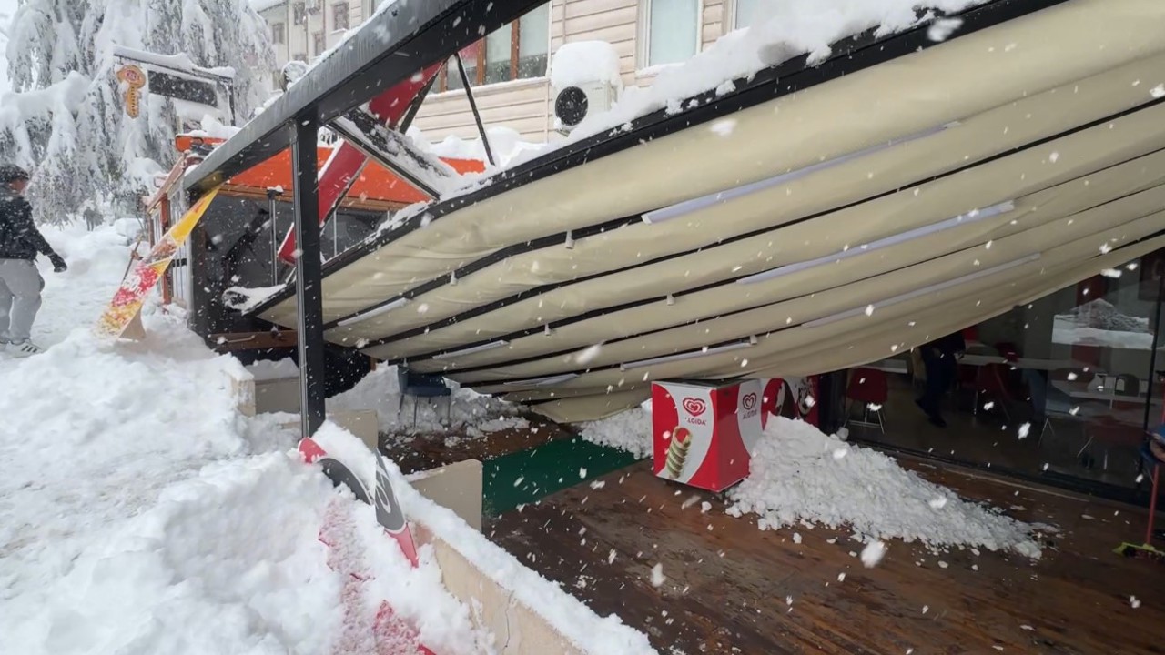 Safranbolu’da kar nedeniyle çatı ve tenteneler çöktü
