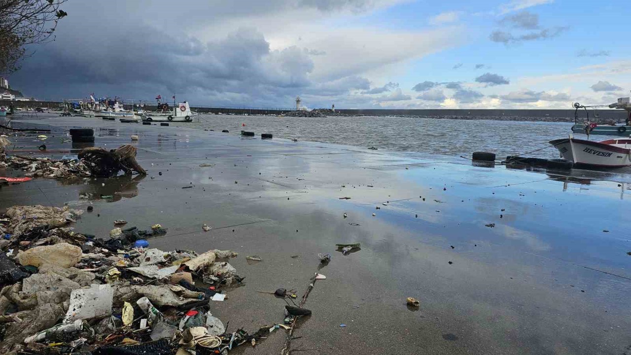 Zonguldak’ta dev dalgalar nedeniyle Kozlu Limanı su altında kaldı
